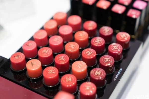 贴眼膜之后涂眼霜要按摩(贴完眼膜要不要涂眼霜)