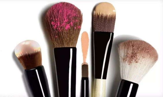 染发后频繁洗容易脱色吗(染发经常洗会掉色吗)