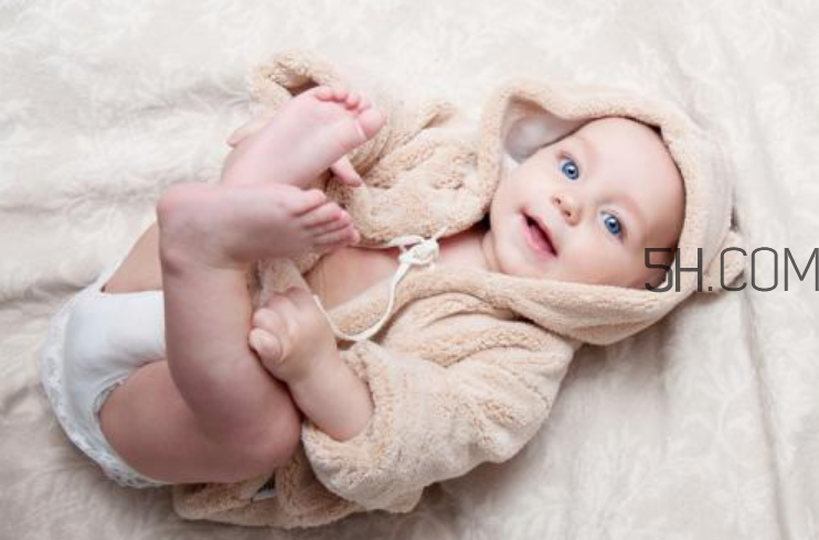 宝宝使用枕头的时机(宝宝何时用枕头)