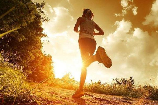 跑步的正确姿势(跑步的正确姿势和要领)