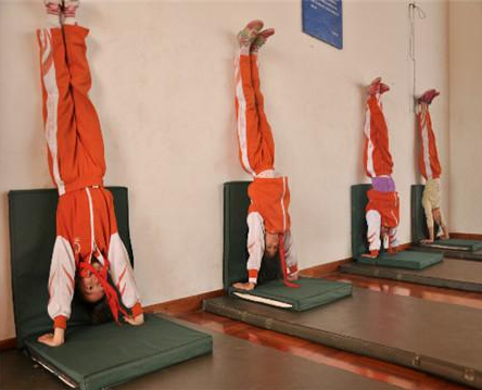 贴墙倒立方法(倒立贴墙的正确方法)