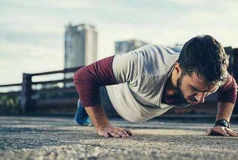 做完俯卧撑手抖的原因(做完俯卧撑手抖怎么回事)