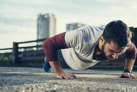 俯卧撑对性生活的帮助(做俯卧撑对性功能)