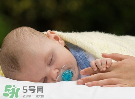 新生儿的科学睡姿是怎样的(新生儿以什么睡姿是正确的) 新生儿的科学睡姿是怎样的(新生儿以什么睡姿是正确的)