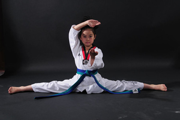 女生练跆拳道腿会变粗吗(女孩练跆拳道腿会变粗吗)