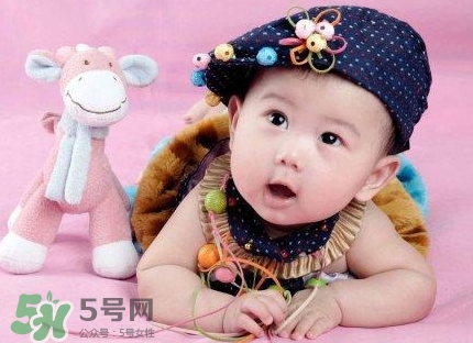 妈妈该采取什么措施帮助宝宝降低体温(婴儿如何降体温)