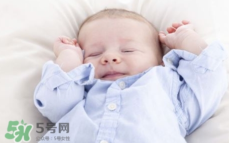 宝宝什么时候会笑(宝宝什么时候会笑出声)