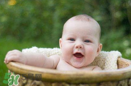 宝宝发烧睡着了要叫醒吃药吗(两岁宝宝发烧睡着了要叫醒吃药吗)