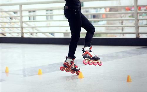 怎样安全练习轮滑(轮滑安全知识)