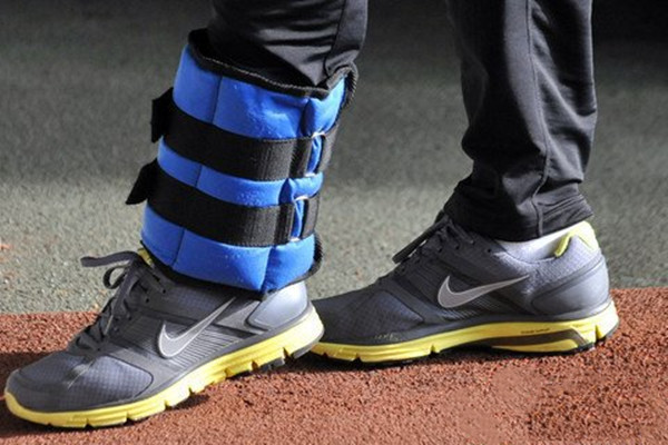 腿绑沙袋跑步好什么好处呢(腿绑沙袋跑步的好处)