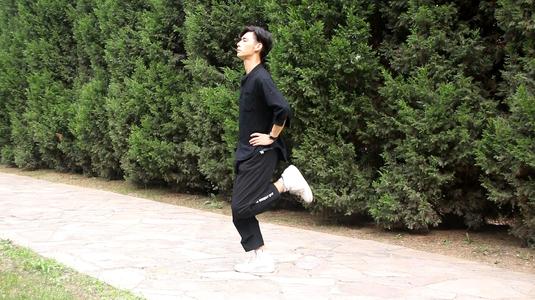 原地踏步锻炼哪些部位(原地踏步锻炼哪里)