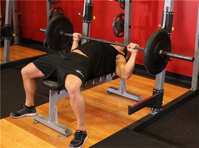 卧推能锻炼到背部吗(卧推会用到背部肌肉吗) 卧推能锻炼到背部吗(卧推会用到背部肌肉吗)