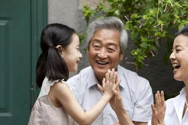 孩子该不该给老人带自己去工作,孩子该不该给老人带回农村