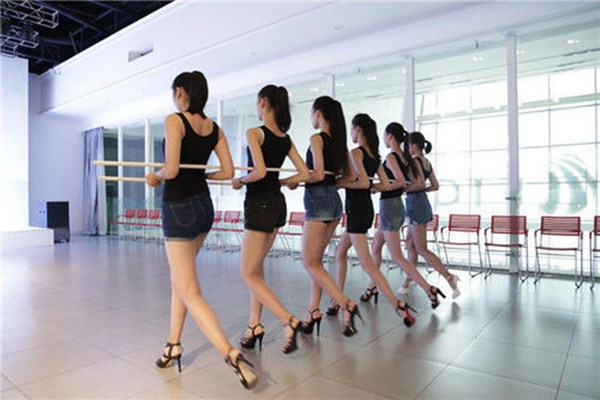 正确的走路姿势步骤(如何正确的走路姿势) 正确的走路姿势步骤(如何正确的走路姿势)