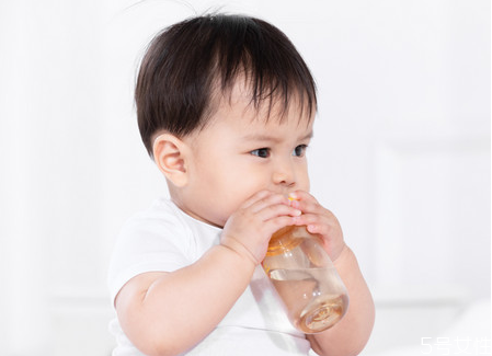 母乳瓶喂和亲喂营养一样吗,母乳亲喂和瓶喂的区别 母乳瓶喂和亲喂营养一样吗,母乳亲喂和瓶喂的区别