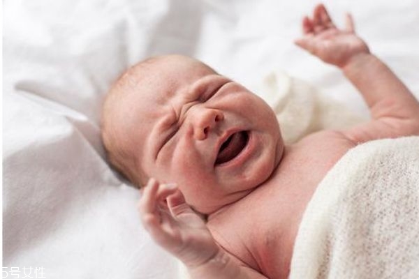 新生儿皮肤皱巴巴的原因,新生儿皮肤皱皱的是什么原因