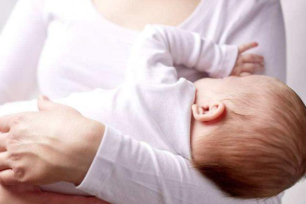 刚出生的小孩谁可以第一个抱,孩子生出来谁第一个抱 刚出生的小孩谁可以第一个抱,孩子生出来谁第一个抱