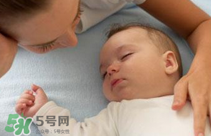 宝宝睡觉摇头正常吗(宝宝摇头正常吗)