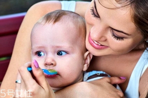 奶水足不足怎么判断,母乳宝宝如何判断奶量够不够