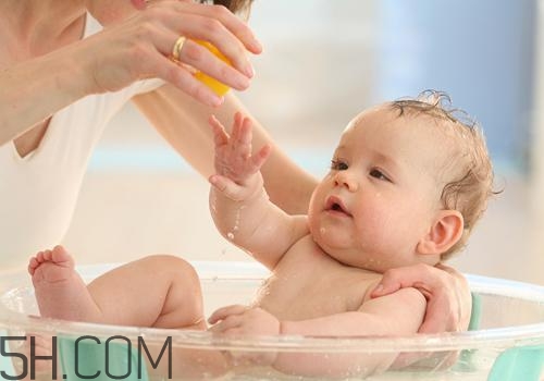 出生三天的宝宝一天吃多少次奶正常,出生第三天宝宝吃多少奶