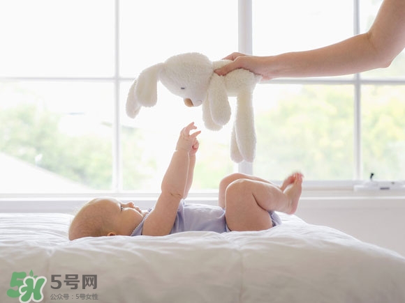 小婴儿需要用枕头吗图片?,宝宝需要用枕头吗