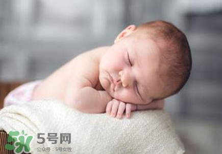 两岁宝宝有时无故傻笑,宝宝什么时候会笑出声