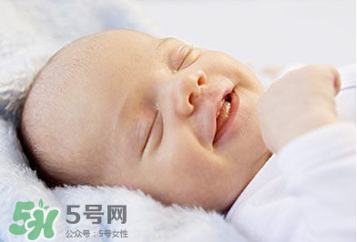 宝宝发烧出汗时要盖被子吗,宝宝发烧出完汗要不要盖被子 宝宝发烧出汗时要盖被子吗,宝宝发烧出完汗要不要盖被子