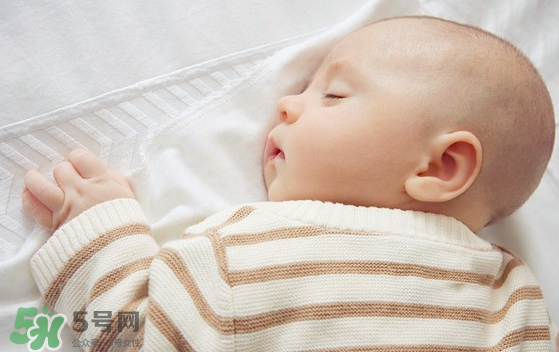 新生儿要多抱抱吗,新生儿可以多抱抱吗 新生儿要多抱抱吗,新生儿可以多抱抱吗