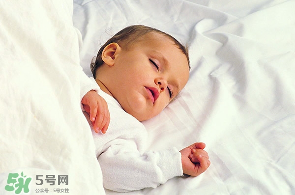 宝宝睡觉爱摇头是什么原因,宝宝不停的摇头怎么回事