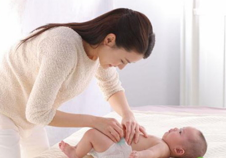 用尿布为什么会红屁股,宝宝一直用的纸尿裤咋会红屁屁呢