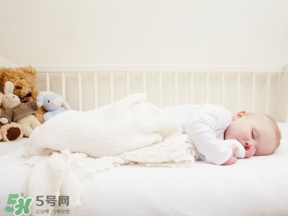 新生儿一天用多少尿不湿正常,新生儿一天用多少尿不湿?