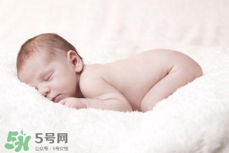 宝宝惊跳反射怎么安抚,怎样缓解婴儿的惊跳反应 宝宝惊跳反射怎么安抚,怎样缓解婴儿的惊跳反应