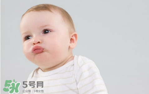 婴儿睡觉一惊一乍的,宝宝睡前一惊一乍