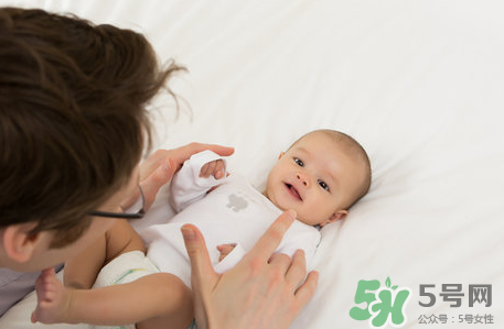 婴儿吃母乳放屁拉黄水怎么办,新生儿吃母乳拉稀黄水是什么原因