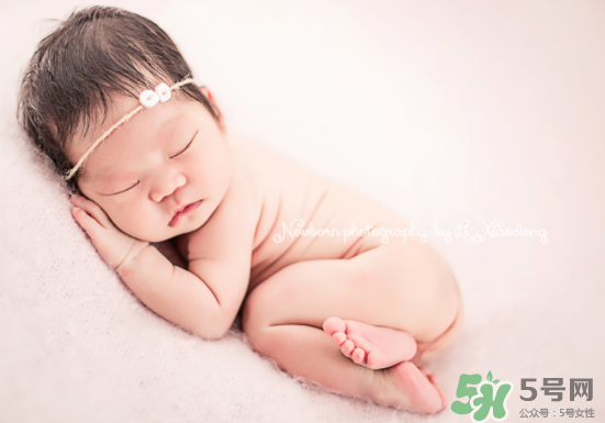 吃母乳的新生儿一天拉几次大便正常,新生儿母乳喂养吃一次奶拉一次大便正常吗