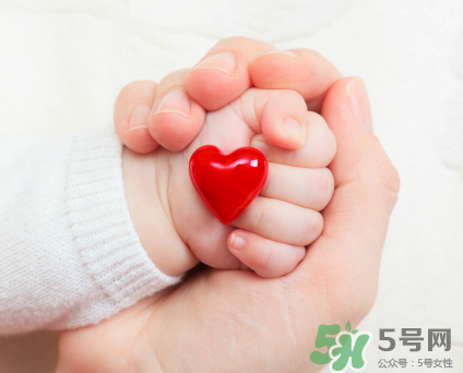 新生儿吃母乳需要喝水吗,母乳喂养的新生儿需不需要喝水