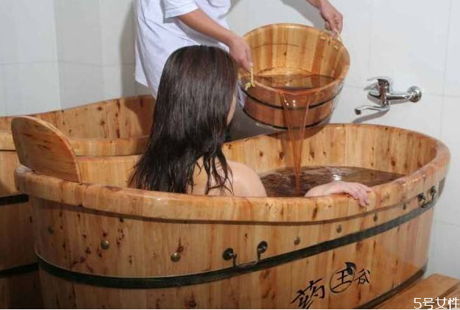 女人用什么中药泡澡最好,中药泡澡有什么好处 女人用什么中药泡澡最好,中药泡澡有什么好处