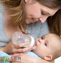 婴儿呛奶怎么回事,宝宝呛奶了怎么办 婴儿呛奶怎么回事,宝宝呛奶了怎么办