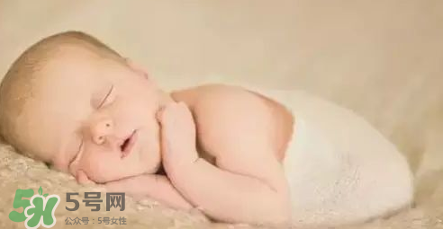 宝宝的脐带掉了还出血怎么办,新生儿脐带掉了有点出血怎么回事