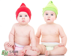 怎样判断新生儿吃饱了,新生儿吃饱了是什么表现 怎样判断新生儿吃饱了,新生儿吃饱了是什么表现