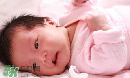 婴儿湿疹什么原因引起的,新生儿湿疹是什么引起的