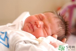 新生儿黄疸正常值是多少范围内?,新生儿黄疸值多少属于正常 新生儿黄疸正常值是多少范围内?,新生儿黄疸值多少属于正常