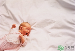 冬季如何护理新生儿,冬季新生儿护理注意事项