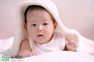 如何判断宝宝冷还是热摸手脚还是后颈,怎么判断宝宝冷还是热