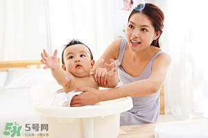 给宝宝洗澡的注意事项,你知道多少,宝宝在洗澡