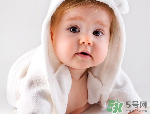 新生儿脖子上有红点点怎么回事,新生婴儿脖子起很多小红点怎么办