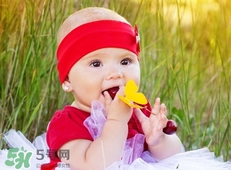 新生儿头发有小部分是白色的,为什么,新生儿宝宝头发里面长白色东西是什么