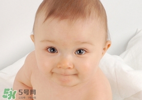 新生儿宝宝头发竖起来是怎么回事,新生宝宝头发竖起来的是什么情况