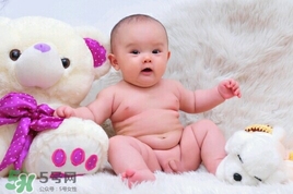 新生儿头发总是油油的怎么回事,新生儿头发出油怎么回事