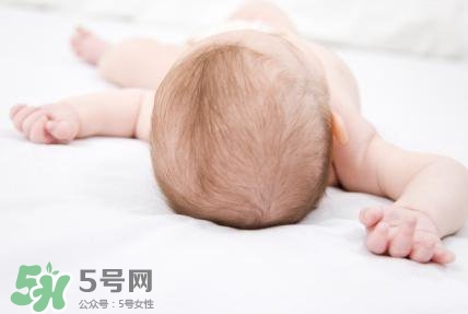 新生儿头发稀少是什么原因造成的,新生宝宝头发稀少是怎么回事
